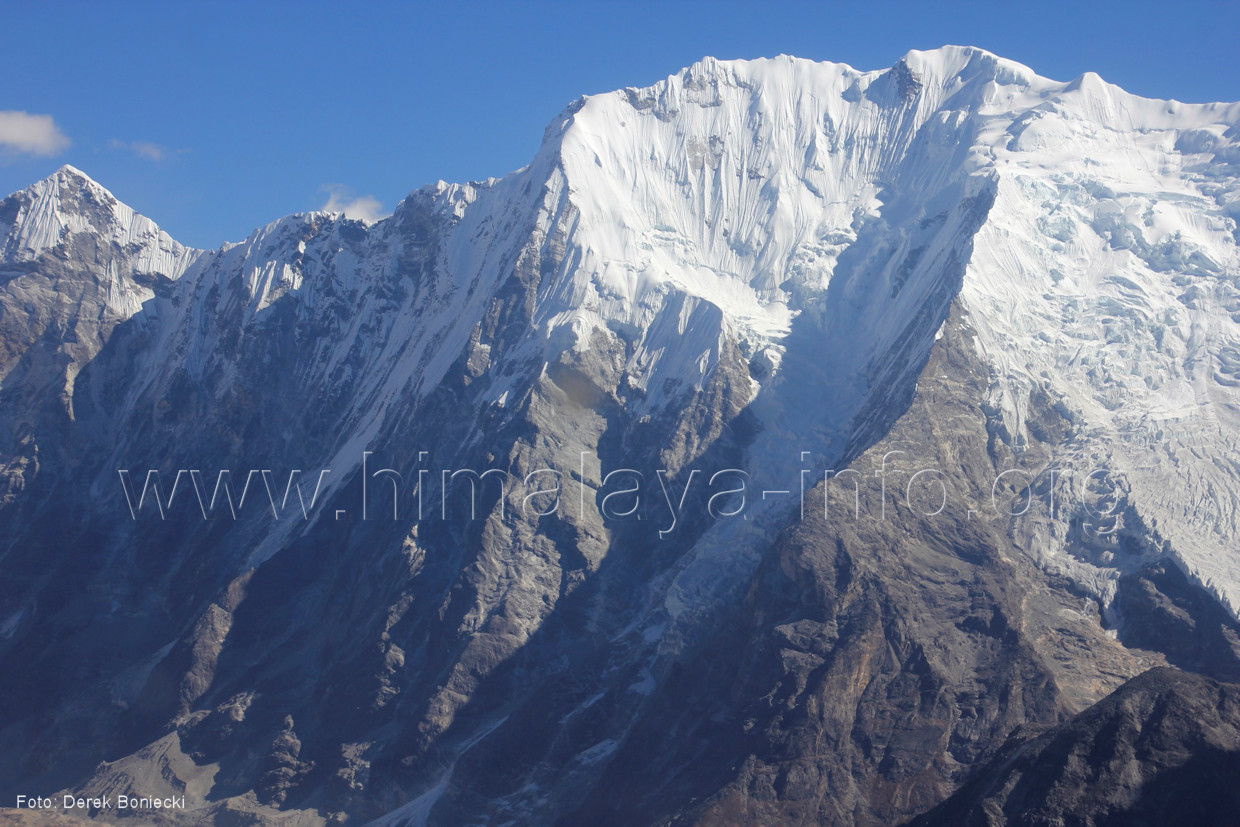 Chiroyli oqituvchi bilan jinsiy aloqa Yigit qizlarning poshnalarini yalaydi